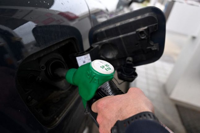 La France augmente les remises sur le carburant pour les conducteurs