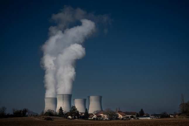 La France prolonge l'arrêt de quatre réacteurs nucléaires en raison de problèmes de corrosion.