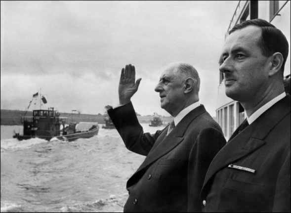 Le général de Gaulle avec son fils Philippe sur un bateau sur le Rhin en Allemagne