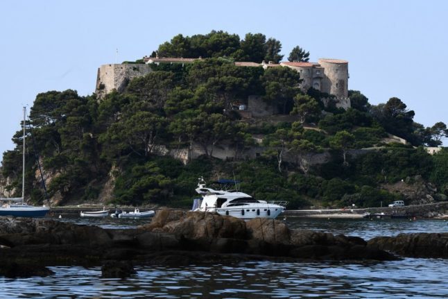 Soleil, mer et montagne : Où les hommes politiques français partent en vacances