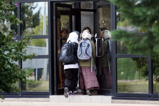 Un comité de l'ONU critique la France au sujet du règlement scolaire sur le foulard musulman.
