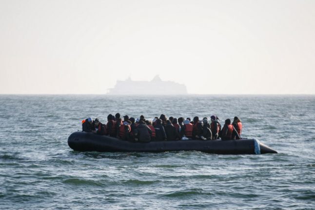 La police française démantèle un réseau de contrebande d'êtres humains dans la Manche