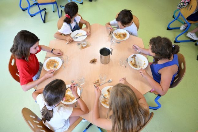 Les cantines scolaires françaises réduisent le fromage en raison de l'inflation