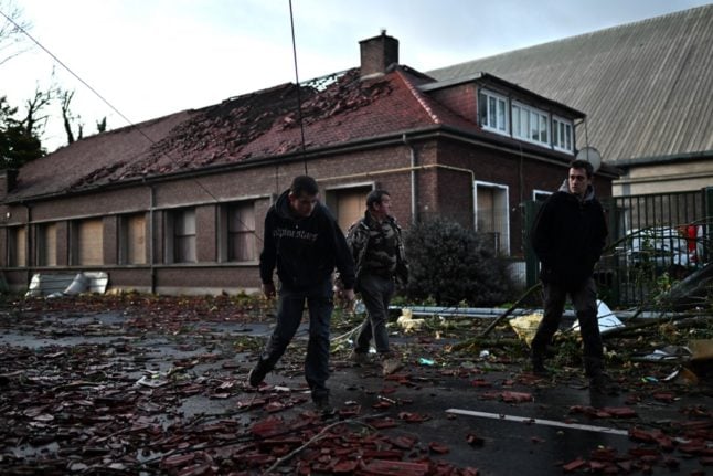 Des maisons ont été rasées - Les villes françaises comptent les coûts après les tornades.
