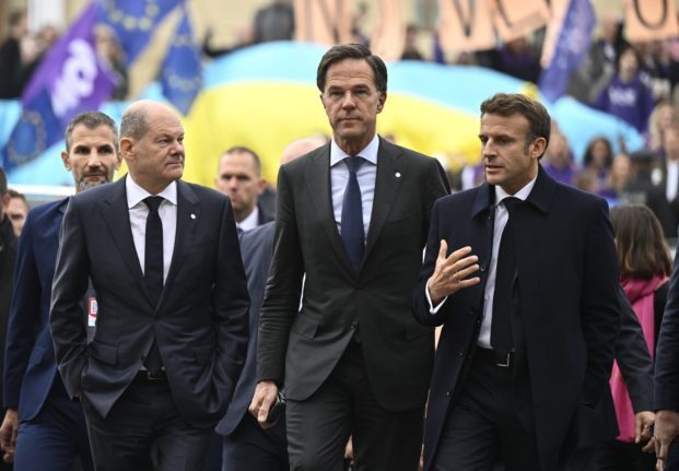 Le chancelier allemand Olaf Scholz avec Mark Rutte, Premier ministre des Pays-Bas, et le président français Emmanuel Macron, lors de la réunion de la Communauté politique européenne le 7 octobre.
