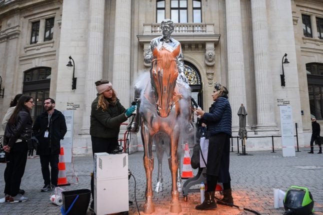 Des militants pour le climat versent de la peinture sur la sculpture de Charles Ray à Paris.