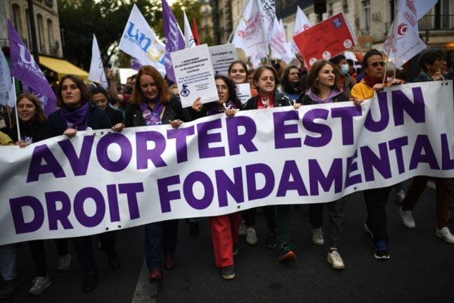 La France fait un premier pas vers l'inscription du droit à l'avortement dans la constitution