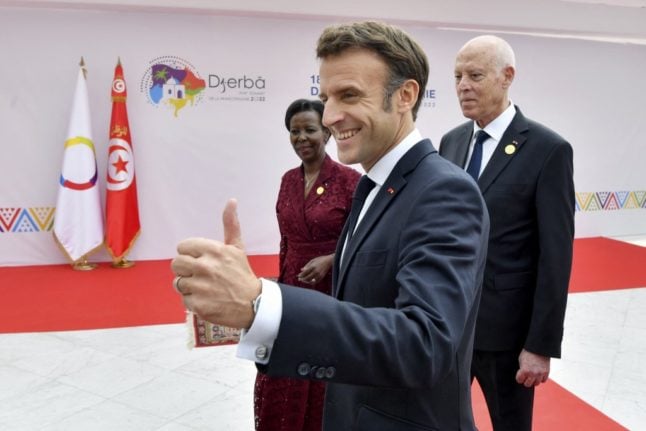 (de gauche à droite) La Secrétaire générale de la Francophonie Louise Mushikiwabo, le Président français Emmanuel Macron et le Président tunisien Kais Saied arrivent pour l'ouverture du 18ème Sommet de la Francophonie sur l'île tunisienne de Djerba.