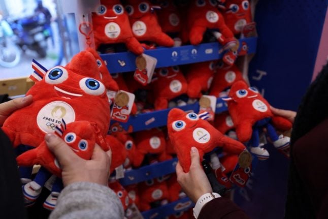 Visages rouges en France à propos de mascottes olympiques fabriquées en Chine