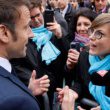 La foule se moque du président Macron lors d’un bain de foule en Alsace sur la réforme controversée des retraites