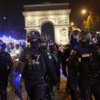 Des personnes en deuil enterrent un adolescent tué en France alors que 45 000 policiers sont déployés