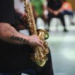 VIDEO : Trumpetit kaltereiden takana: Tapaa vangit, jotka soittavat jazzia Jazz à Viennen muusikoiden kanssa